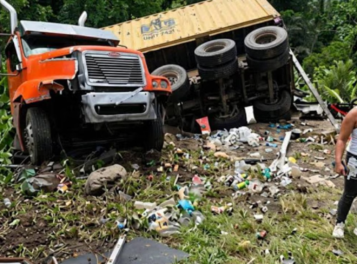 Agentes de la DNVT y personal de socorro atendiendo un accidente vial en una carretera de Honduras.
