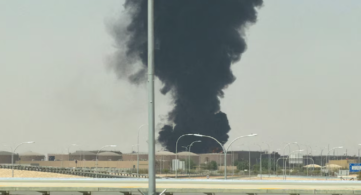 Columna de humo negro saliendo de una instalación de combustible en el Aeropuerto Internacional Rey Khalid de Riad.