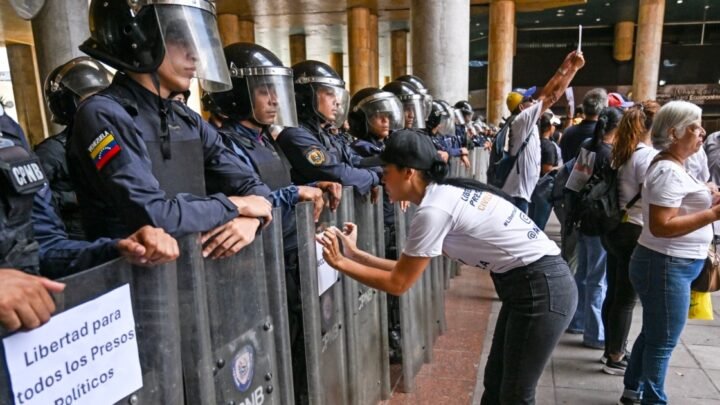 Le famiglie dei prigionieri politici chiedono libertà in Venezuela