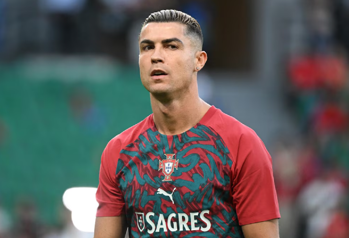 Cristiano Ronaldo con gesto serio luciendo la camiseta de la Selección de Portugal.