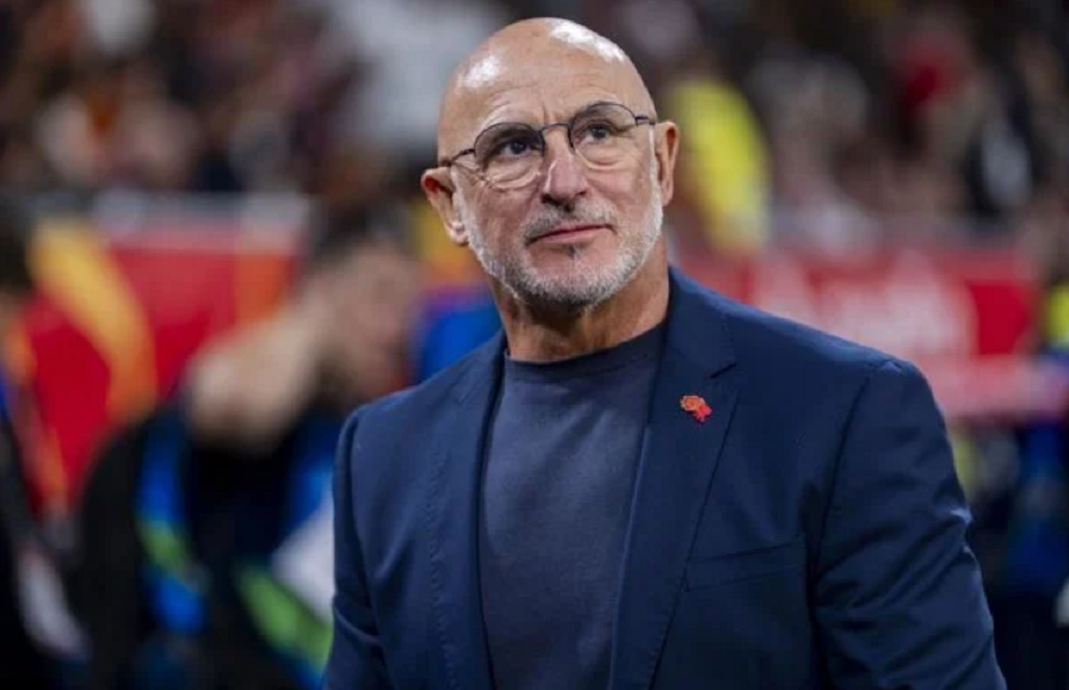 El entrenador Luis de la Fuente dando indicaciones desde el banco de suplentes durante el partido entre España y Croacia.