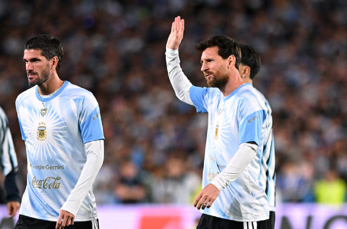 Lionel Messi saludando a la hinchada con la camiseta de la Selección Argentina.