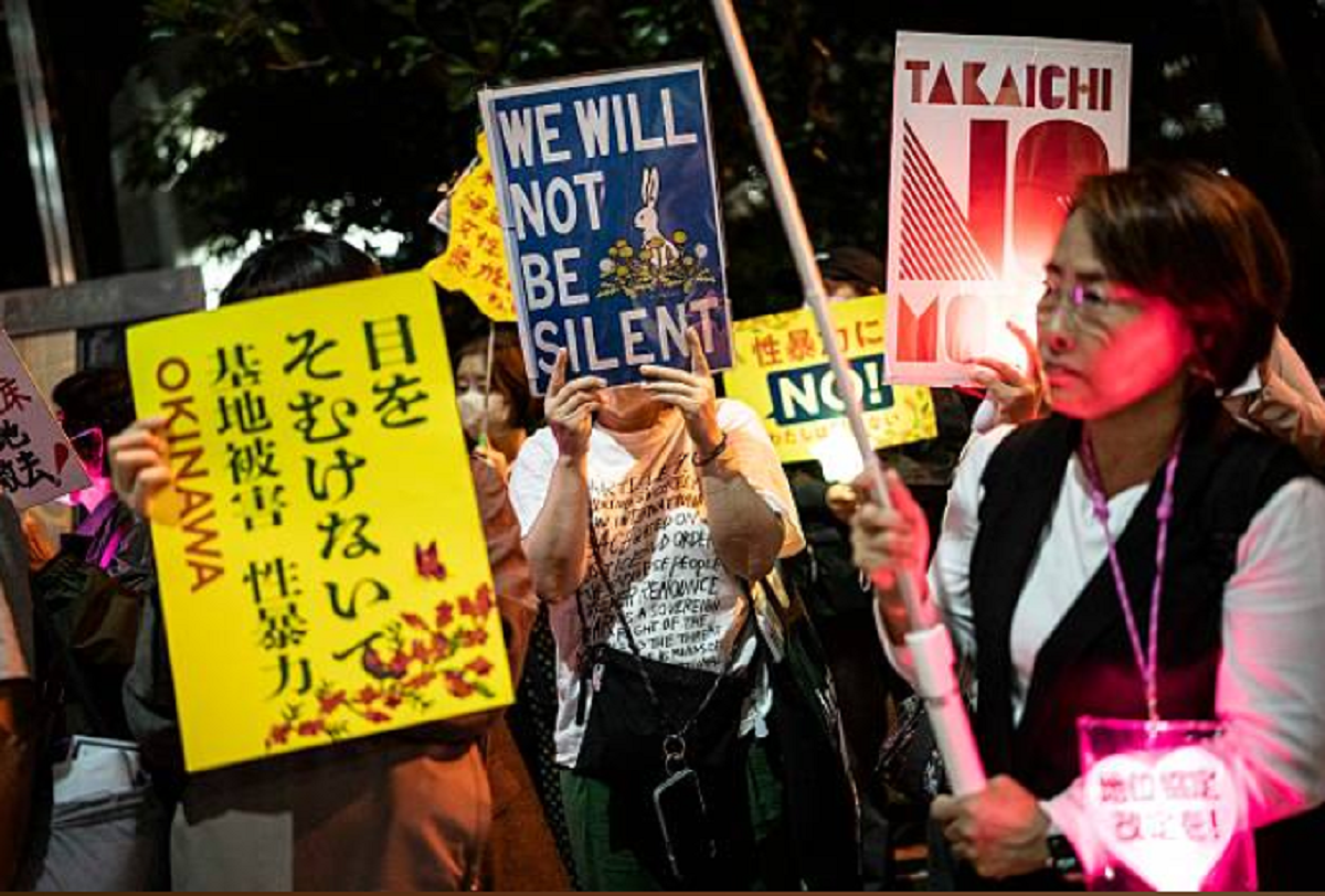 Manifestación frente a la oficina de la primera ministra en Tokio tras el crimen en Okinawa.
